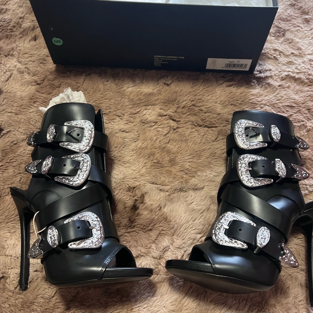 Beautiful DSQUARED2 Black leather boots size 37